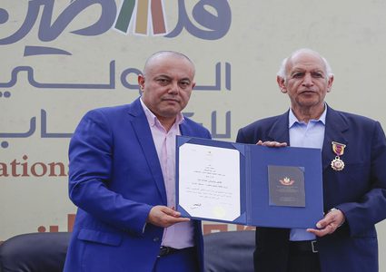 وسام الرئيس لعبد الله تايه وندوات وإطلاق كتب في سادس أيام معرض الكتاب