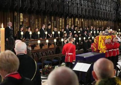 جثمان الملكة اليزابيث يوارى الثرى في كنيسة سانت جورج بلندن