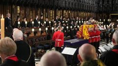 جثمان الملكة اليزابيث يوارى الثرى في كنيسة سانت جورج بلندن