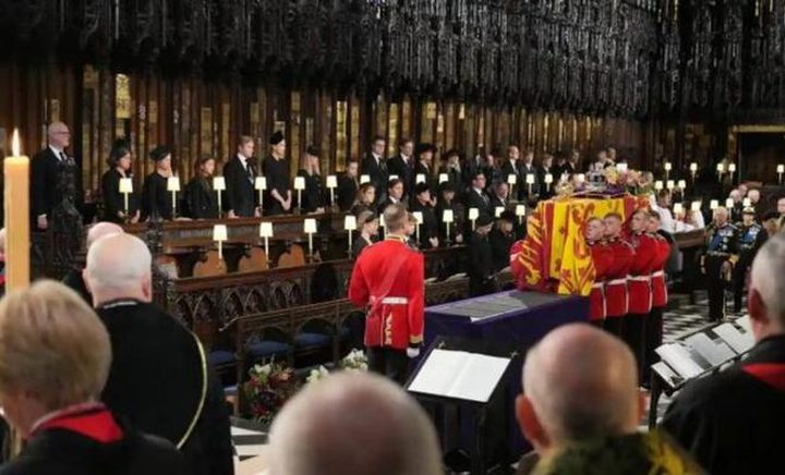 جثمان الملكة اليزابيث يوارى الثرى في كنيسة سانت جورج بلندن