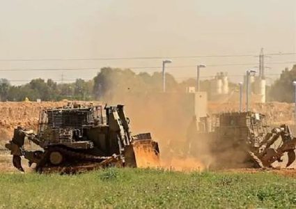 غزة: جرافات الاحتلال تتوغل شرق بيت حانون