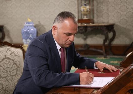 السفير حنانيا يبحث مع رئيس وزراء مالطا تطوير العلاقات الثنائية