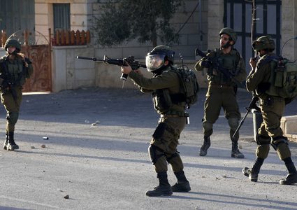 الاحتلال يعتقل شابا ويستدعي آخرين في القدس المحتلة