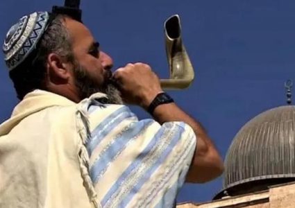 محكمة إسرائيلية تسمح للمستوطنين النفخ بالبوق قرب حائط البراق