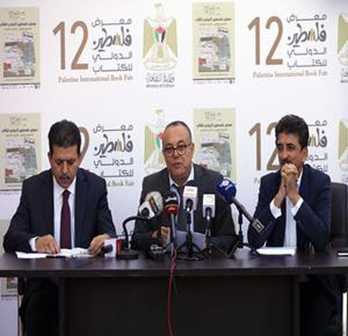 إطلاق كتاب صائب عريقات وندوات وتوقيع كتب في ثامن أيام معرض الكتاب