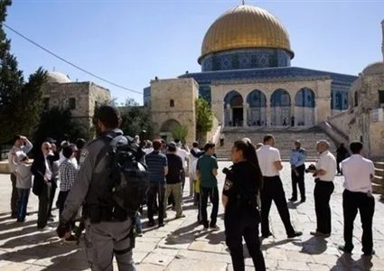 مستوطنون يقتحمون المسجد الأقصى بحماية شرطة الاحتلال