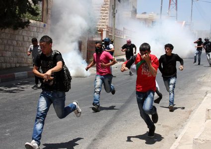 اصابات بالاختناق بعد اطلاق الاحتلال قنابل الغاز باتجاه مدرسة في برقة