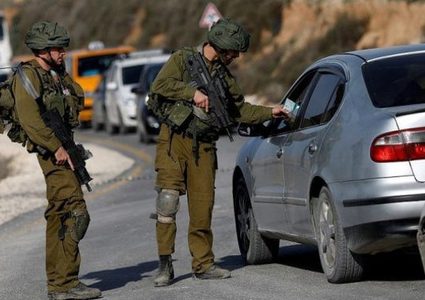 قوات الاحتلال تنصب حاجزين عسكريين على مدخلي سرطة وتعيق حركة المواطنين غرب سلفيت
