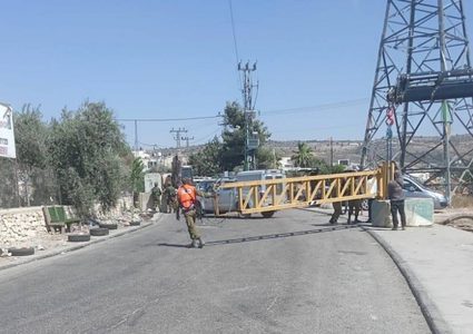 مستوطنون ينصبون بوابة حديدية على مدخل "حوش الشريف" تمهيدا للاستلاء عليه