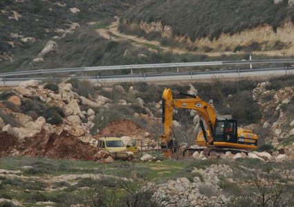 مستوطنون يضعون بوابة حديدية على مدخل "حوش الشريف"