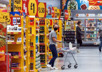 المملكة المتحدة تواجه التضخم بخفض الضرائب تحت شبح الركود