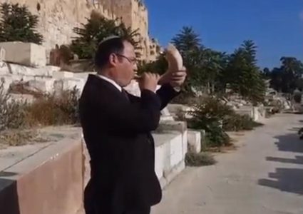 عضو كنيست إسرائيلي يقدم على نفخ البوق في مقبرة الرحمة