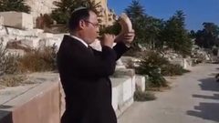 عضو كنيست إسرائيلي يقدم على نفخ البوق في مقبرة الرحمة