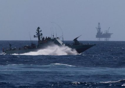 قوات الاحتلال تحتضر ٣ قوارب في بحر غزة