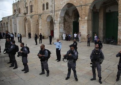 الاحتلال يعتقل فتيين بعد خروجهما من المسجد الأقصى