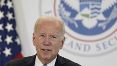 بايدن يتوعد بالمزيد من العقوبات على روسيا