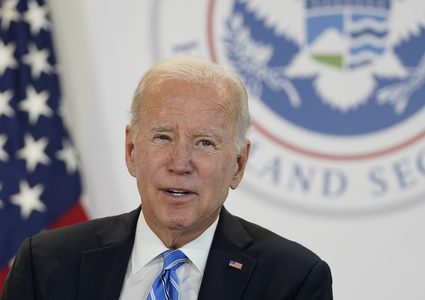 بايدن يتوعد بالمزيد من العقوبات على روسيا