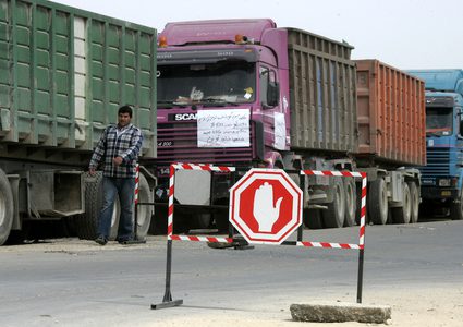 الاحتلال يغلق المعابر مع الضفة الغربية وقطاع غزة غدا الأحد