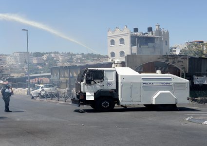 القدس: الاحتلال يغرق شوارع بدلة الطور بالمياه العادمة