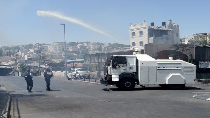 القدس: الاحتلال يغرق شوارع بدلة الطور بالمياه العادمة