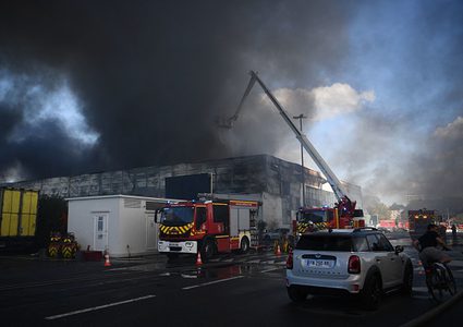 فرنسا: اندلاع حريق ضخم في أكبر الاسواق عالمياً بالعاصمة باريس