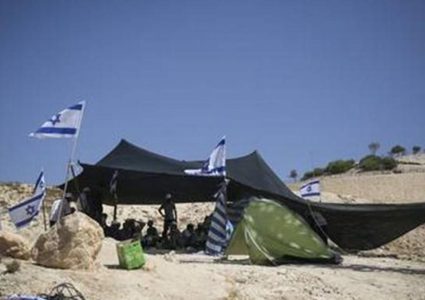 مستوطن ينصب بيتا متنقلا وخيما في قرية الرشايدة