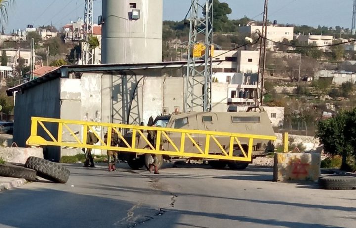 الاحتلال يغلق مدخل بلدة بيت أمر لليوم الثاني