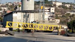 الاحتلال يغلق مدخل بلدة بيت أمر لليوم الثاني