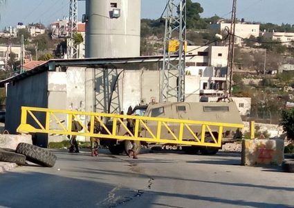 الاحتلال يغلق مدخل بلدة بيت أمر لليوم الثاني