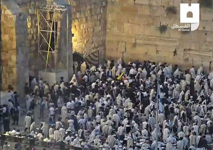 مئات المستوطنين يؤدون طقوسا تلمودية عند حائط البراق الملاصق للمسجد الأقصى