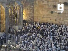 مئات المستوطنين يؤدون طقوسا تلمودية عند حائط البراق الملاصق للمسجد الأقصى