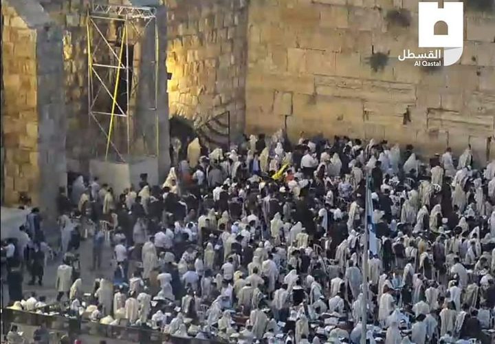 مئات المستوطنين يؤدون طقوسا تلمودية عند حائط البراق الملاصق للمسجد الأقصى
