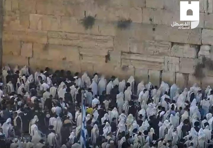 مئات المستوطنين يؤدون طقوسا تلمودية عند حائط البراق الملاصق للمسجد الأقصى