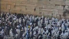 مئات المستوطنين يؤدون طقوسا تلمودية عند حائط البراق الملاصق للمسجد الأقصى