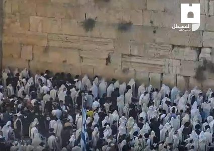 مئات المستوطنين يؤدون طقوسا تلمودية عند حائط البراق الملاصق للمسجد الأقصى