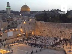 مئات المستوطنين يؤدون طقوسا تلمودية عند حائط البراق الملاصق للمسجد الأقصى
