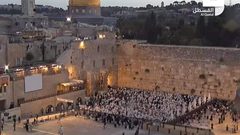 مئات المستوطنين يؤدون طقوسا تلمودية عند حائط البراق الملاصق للمسجد الأقصى