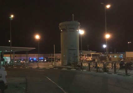 الاحتلال يحتجز مئات المركبات قرب قرية قلنديا ويعتقل شابا