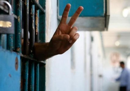 لليوم الثاني: 30 أسيرا يواصلون إضرابهم عن الطعام رفضا لاعتقالهم الإداري