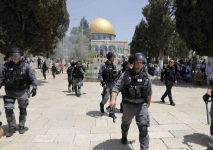 إصابتان و5 معتقلين خلال اقتحام ساحات الاقصى