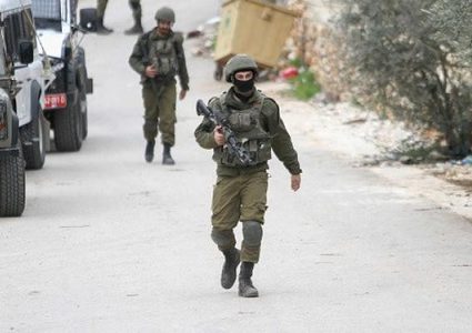 قوات الاحتلال تعتقل أسيرا محررا غرب نابلس