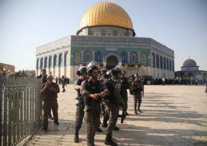 الاحتلال يعتقل شابا من القدس ويبعد آخر عن المسجد الأقصى