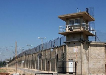 لليوم الثالث: 30 أسيرا يواصلون إضرابهم عن الطعام رفضا لاعتقالهم الإداري