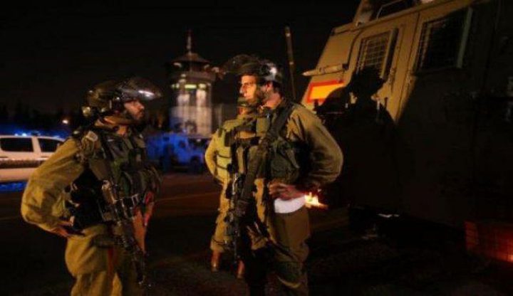 الاحتلال يعتقل شاب على حاجز عسكري شمال شرق القدس