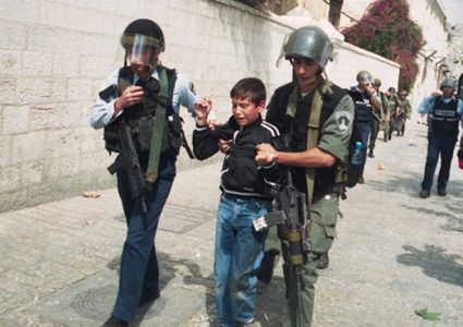 قوات الاحتلال تعتقل طفلين جنوب مدينة الخليل