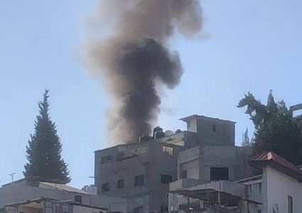 قوات الاحتلال تقتحم مخيم جنين وتحاصر منزلًا وسط اشتباكات مسلحة