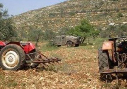 الاحتلال يستولي على جرارين زراعيين في سهل قاعون بالأغوار