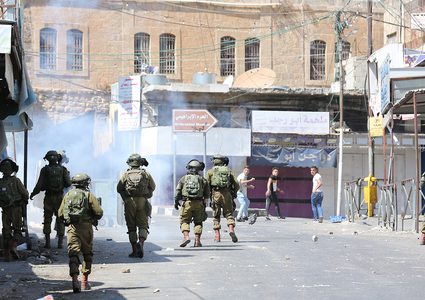 إصابة شابين برصاص الاحتلال خلال مواجهات وسط الخليل