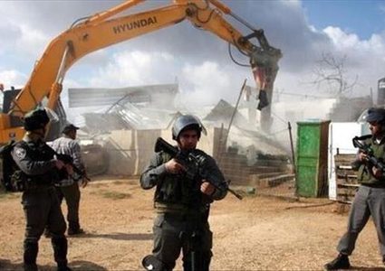 الاحتلال يهدم منزلا متنقلا في الخليل