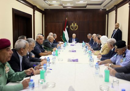 الرئيس محمود عباس يترأس اجتماعا ضم قادة الأجهزة الأمنية والمحافظين